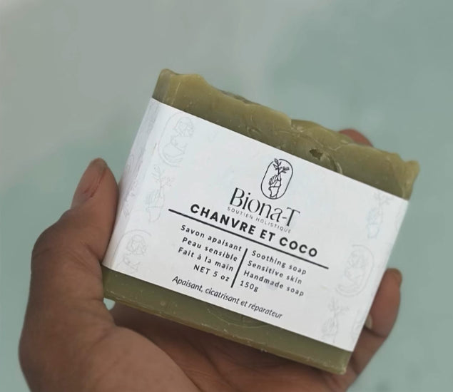 Savon chanvre et coco  de Biona-T, fait d'argile vert et parfumé d'huile essentielle de géranium, tenu dans la main