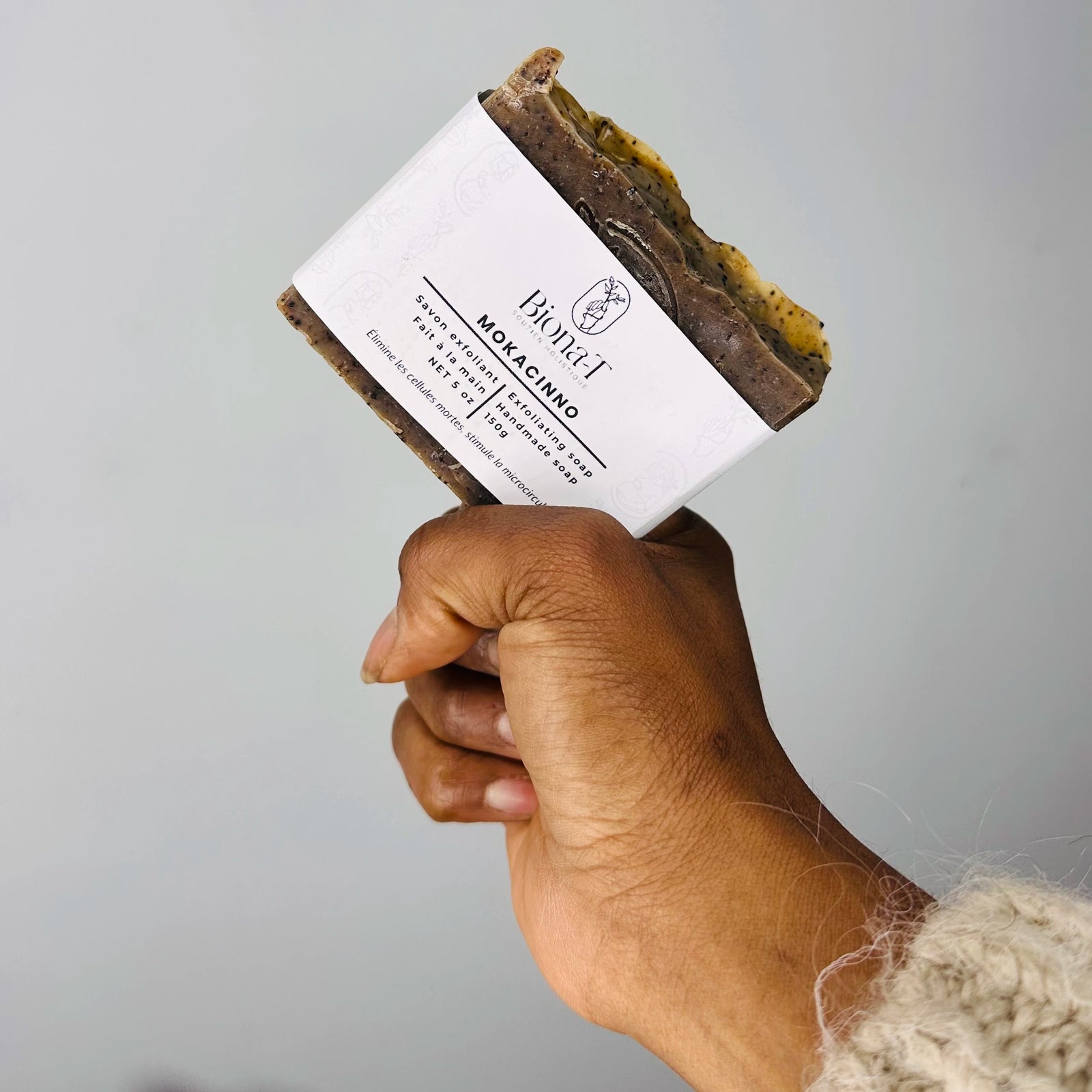 Savon Mokaccino de Biona-T, fièrement tenu à la main, fait au beurre de cacao et café et fait artisanal