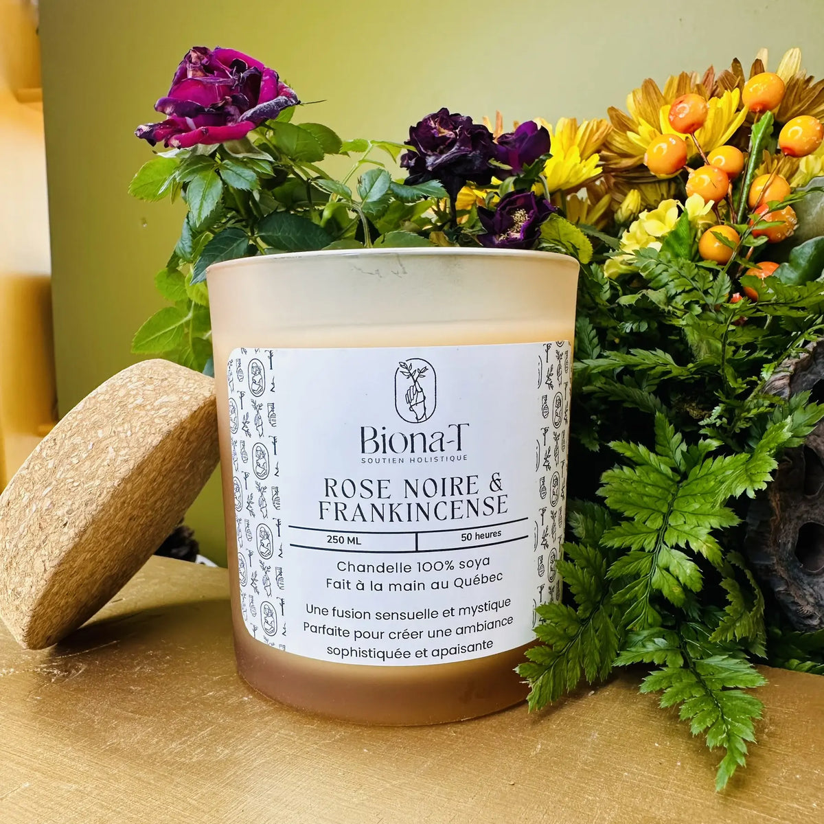 Chandelle de cire de soya rose noire et frankincense de Biona-T avec des fleurs