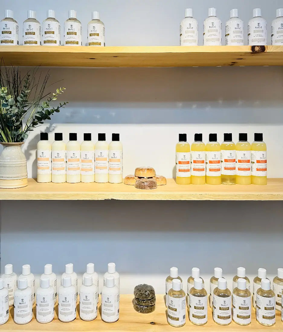 etageres de biona-t avec une gamme de produits cosmétiques