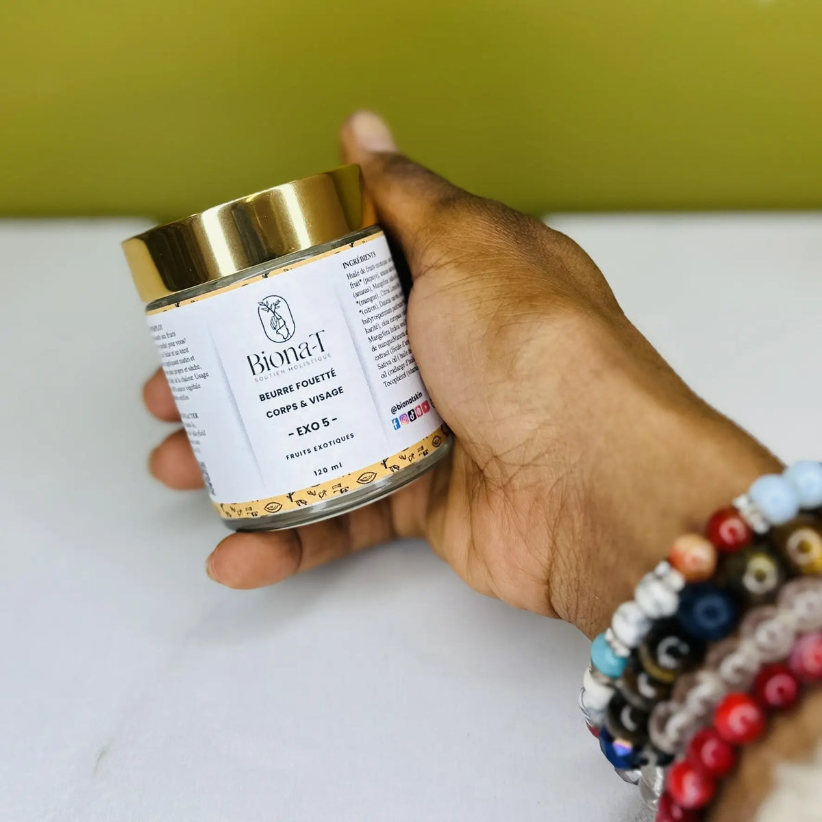 Beurre fouetté corps et visage de Biona-T dans les mains de quelqu&#39;un 