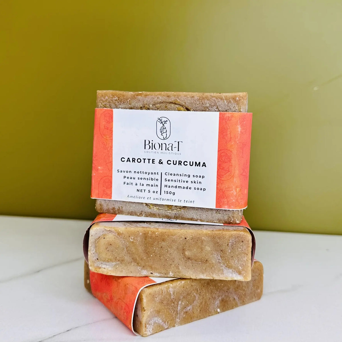 savon Biona-T pour corps et visage, unifier le teint, posé sur une table